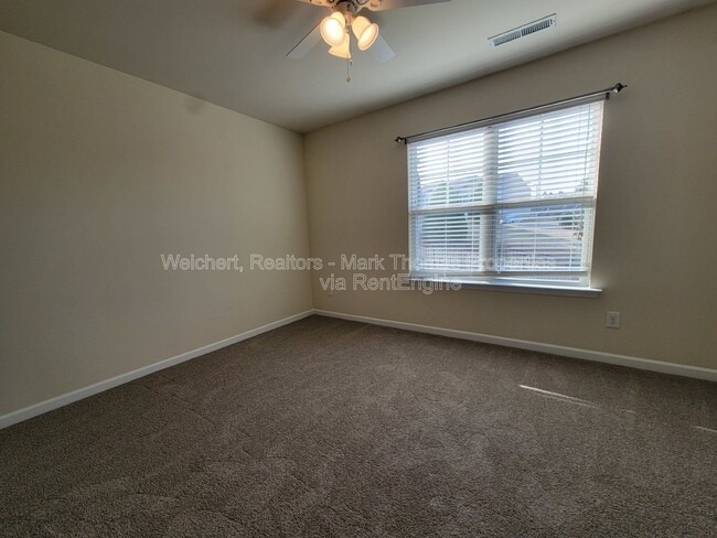Building Photo - 100 Stratford Lakes Dr