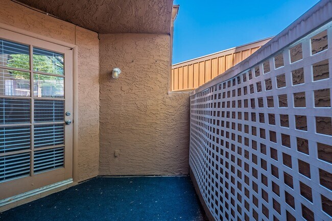 Building Photo - Two Bedrooms in Old Town Scottsdale - Avai...