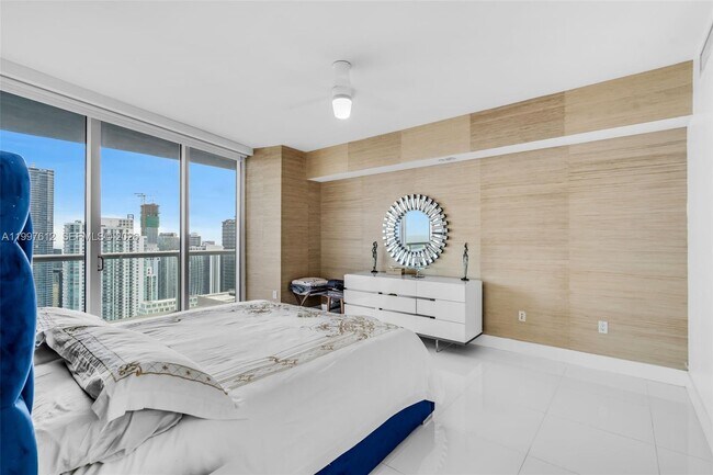 Building Photo - 495 Brickell Ave