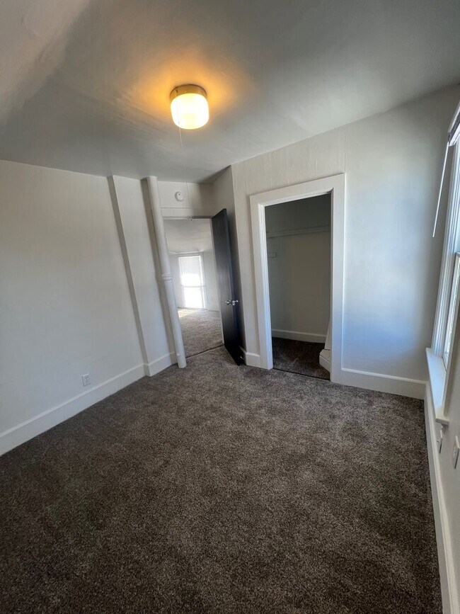 Building Photo - 4 Bedroom 2 Bath Single Family Home Available NOW!