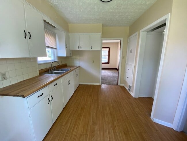 Building Photo - 908 S Hawkins Ave