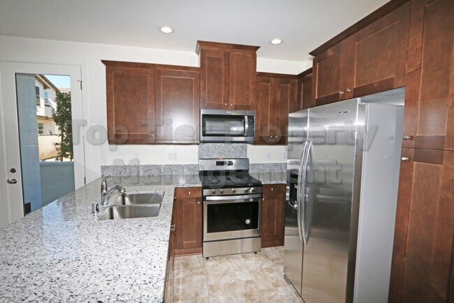 Building Photo - ***Charming 3 bed / 2.5 bath Townhome in O...
