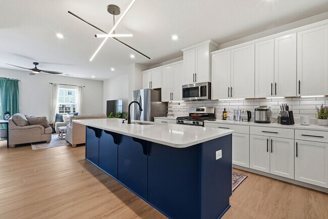 Building Photo - BEAUTIFUL TOWNHOME IN A GREAT AMENTIES!