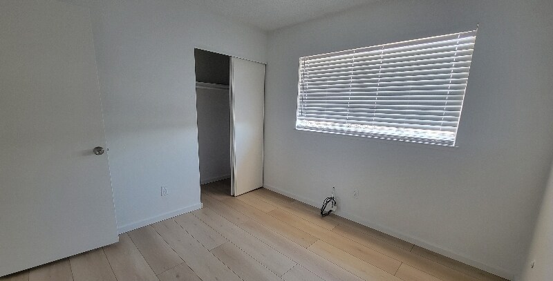 Building Photo - 10 Paramount Cir