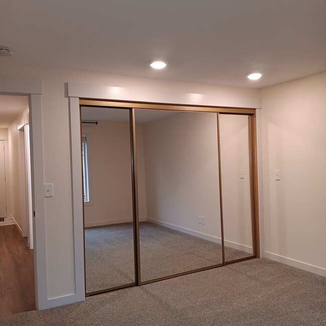 Building Photo - Outstanding Keizer Duplex is Ready For You!