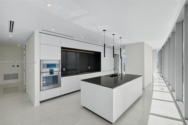 Building Photo - 300 Biscayne Blvd Way