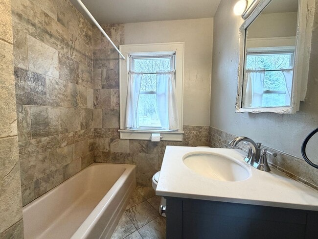 Building Photo - Cozy 2 Bedroom Single Family Home- Near Bellevue Wi