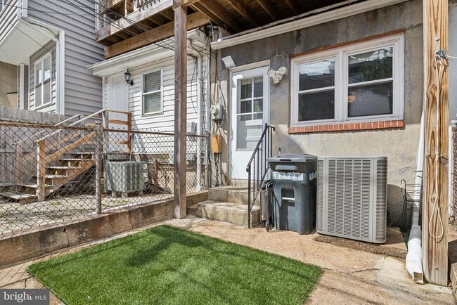 Building Photo - 651 E Clement St