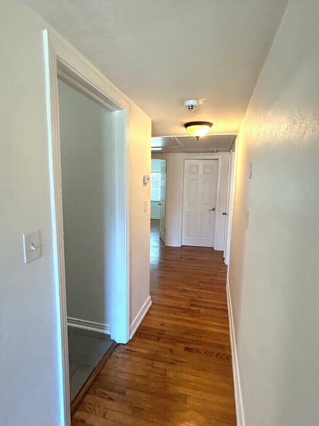 Building Photo - 3 bedroom 1 bath home with a large yard an...