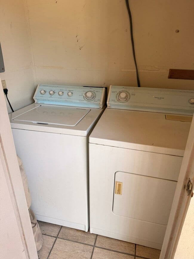 Building Photo - 7926 Broadway