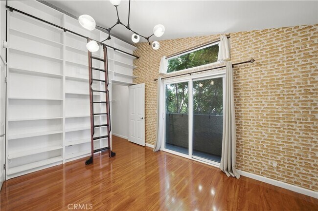 Building Photo - 1554 N Hobart Blvd