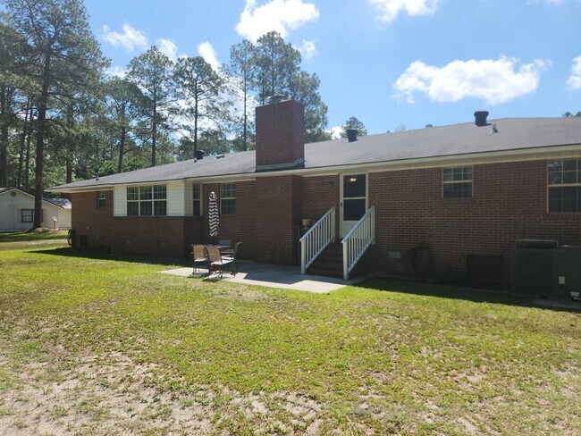 Building Photo - Single Level Three Bedroom Ranch Style Home in Ridgeland, SC!