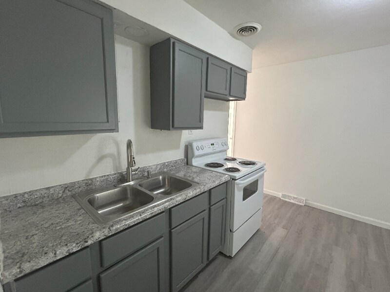 Building Photo - 8045 Busiek Ave