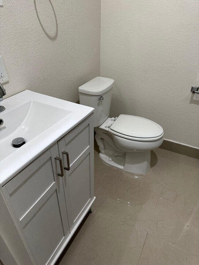Building Photo - Modesto 3 Bedroom 2 Bath Home
