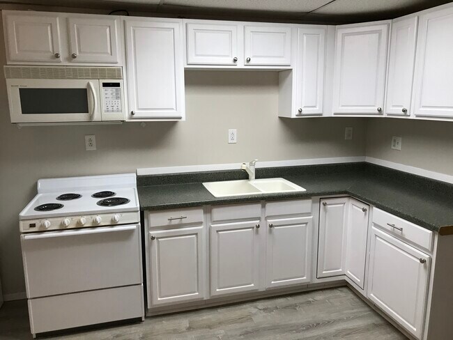 Kitchen - 351 Chicago Rd