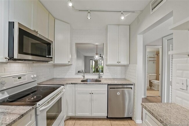 Building Photo - 3151 SE Aster Ln