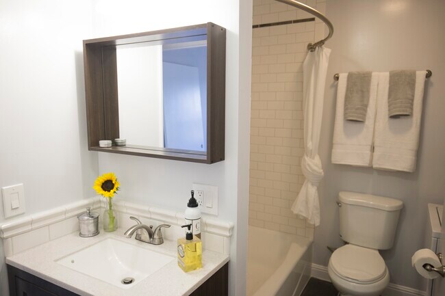Bathroom - 652 N Marengo Ave