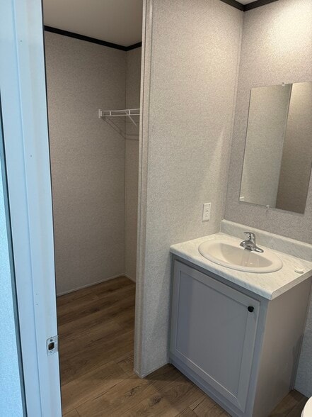 Building Photo - 6475 Colony Park Dr