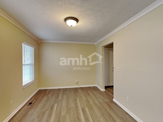 Building Photo - 753 Lakefield Dr