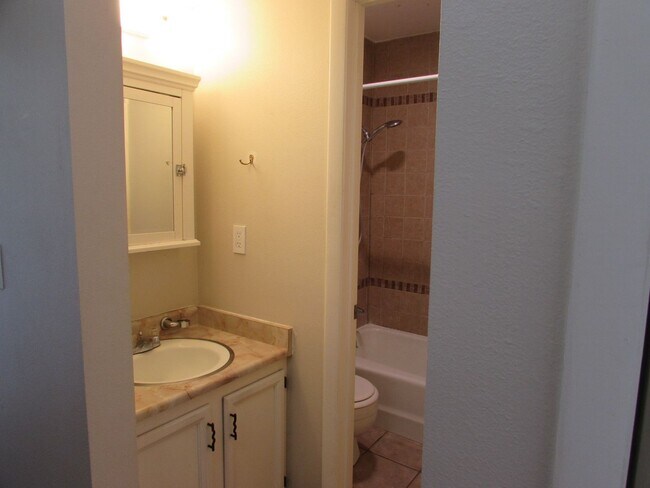 Building Photo - Cozy 2 Bed 1 Bath Lakeside Drive Condo- APPLICATION PENDING