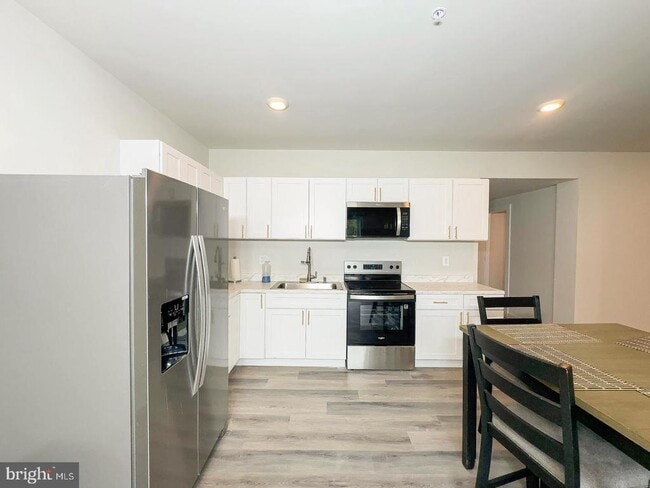 Building Photo - 6717 Glenhurst Dr