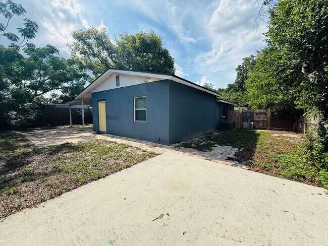 Building Photo - Come see this beautiful 4 bedroom, 2 bath home for rent near Busch Gardens!