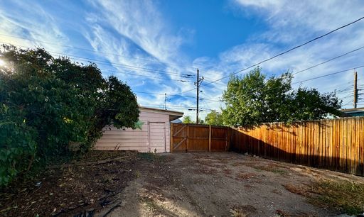 Building Photo - 3 Bedroom 2 Full Bath Plus Office Renovated Victorian Style Family Home Available Mid December!!