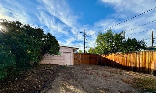 Building Photo - 3 Bedroom 2 Full Bath Plus Office Renovated Victorian Style Family Home Available Mid NOW!