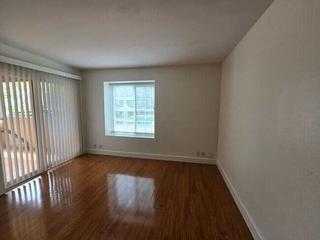 Building Photo - Beautiful 2 Bedroom 2 Bathroom Condo in La Jolla / UTC