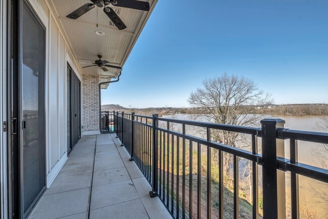 Building Photo - 1024 Club View Dr