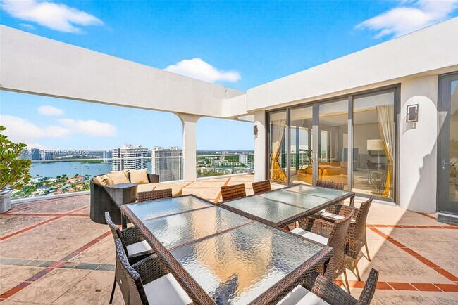 Building Photo - 2800 Island Blvd