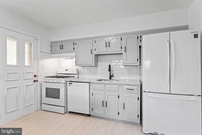 Building Photo - 2521 Fairhill Dr