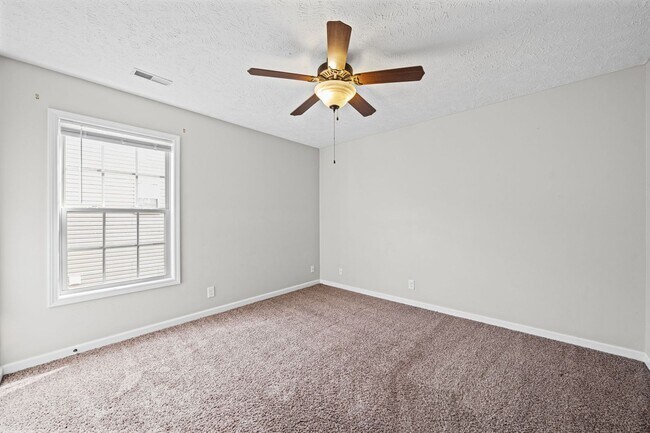 Building Photo - Beautiful, Large Home Close to Ft. Campbell and I24