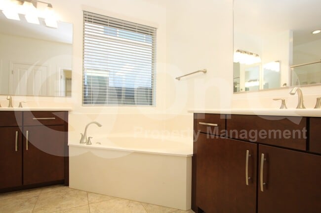 Building Photo - 1465 E Ibis St