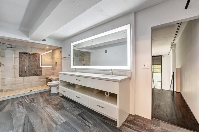 Building Photo - 1025 S Shepherd Dr