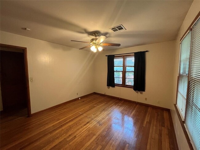 Building Photo - 511 Fleetwood Dr