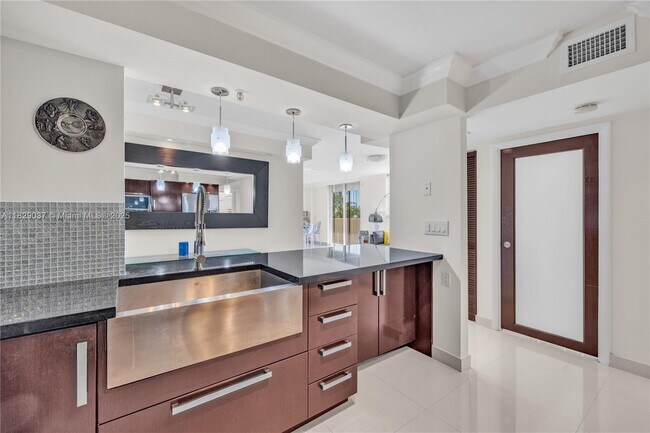 Building Photo - 1623 Collins Ave