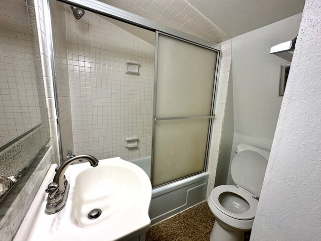Building Photo - Garden District Studio Apartment, All Utilities Included!