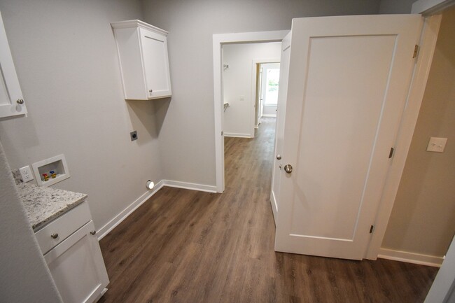 Building Photo - Gorgeous 4 Bedroom, 2 Bathroom Home in Far...