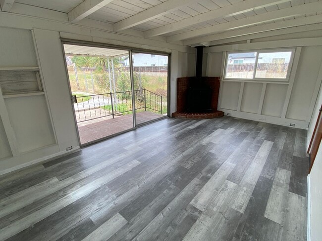 Building Photo - Amazing Home Large Lot