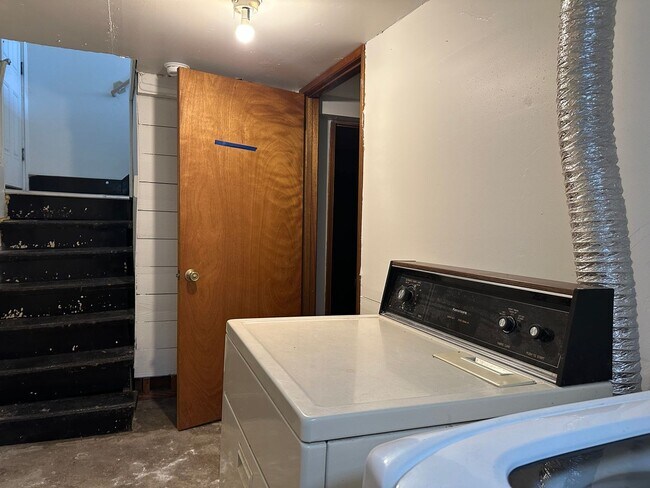 Building Photo - Maple Leaf 3 bedroom