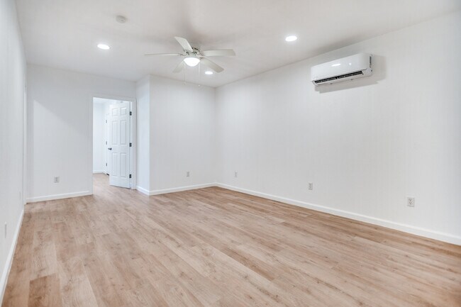 Building Photo - 905 W Abram St