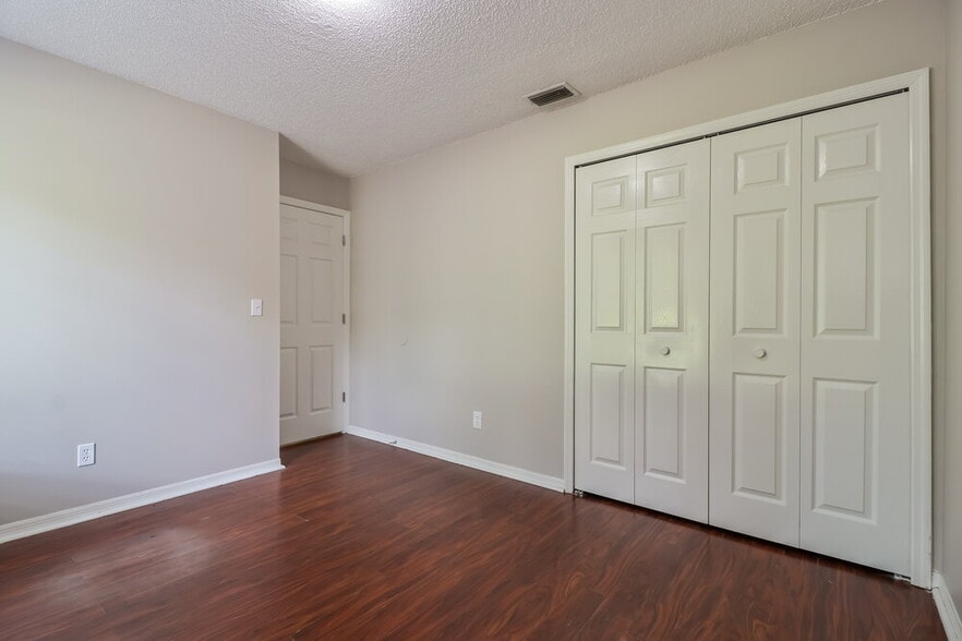 Building Photo - 3322 Silverpond Dr