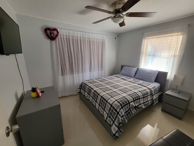 Building Photo - 1520 NE 33rd St