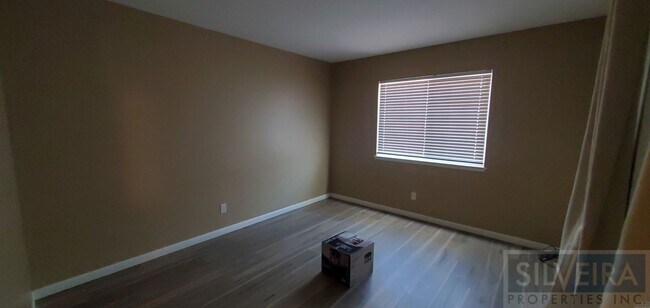 Building Photo - 1642 N Russell Ave