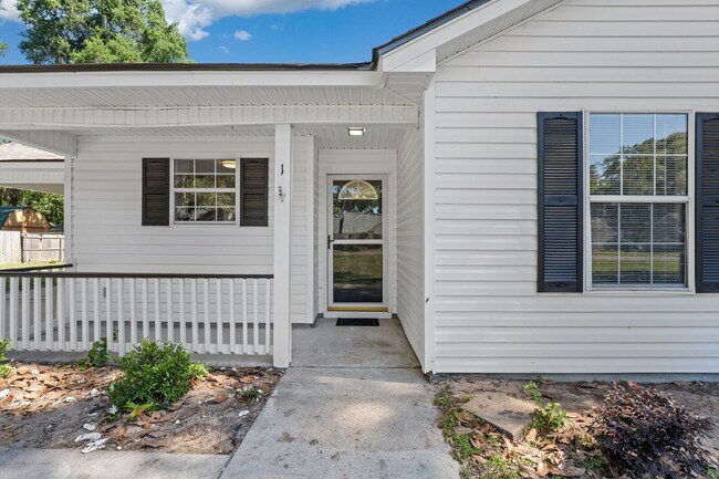 Building Photo - 3 Bedroom 2 bath home on a corner lot in the Telfair community