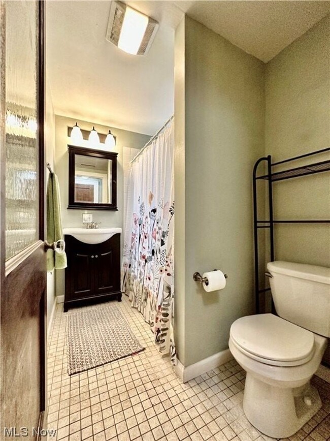 Building Photo - Charming 1-Bedroom Property in Prime Location