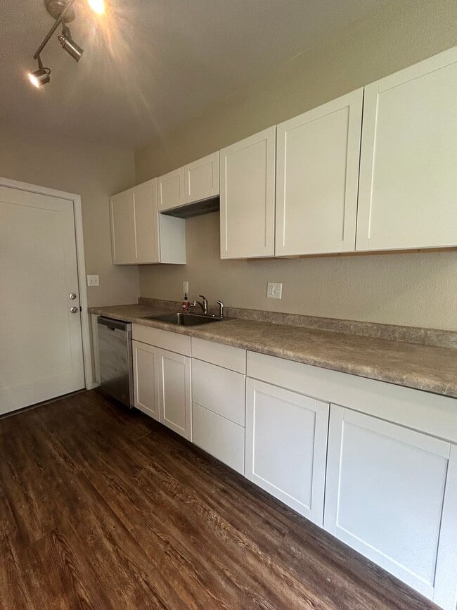 Building Photo - Charming 3 Bedroom Home with Garage & Fenced Yard