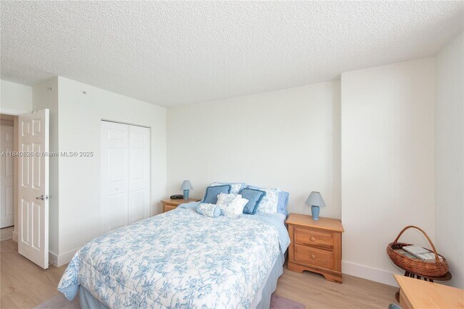 Building Photo - 1155 Brickell Bay Dr