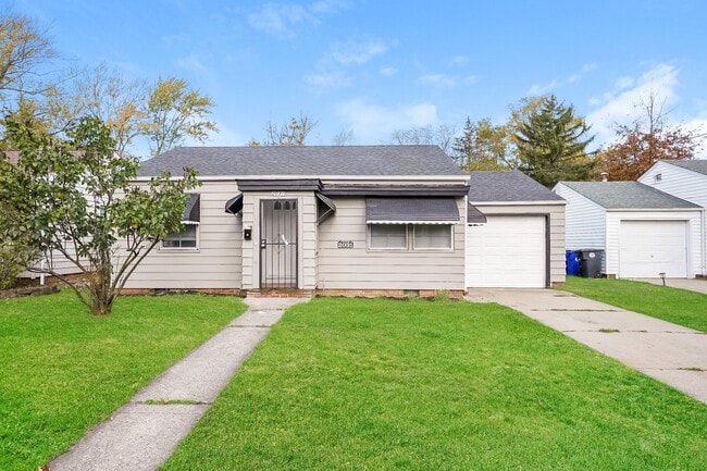 Building Photo - 2031 N Green Rd